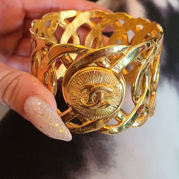 Chanel Cuff bracelet gold. - Picture 9 of 10